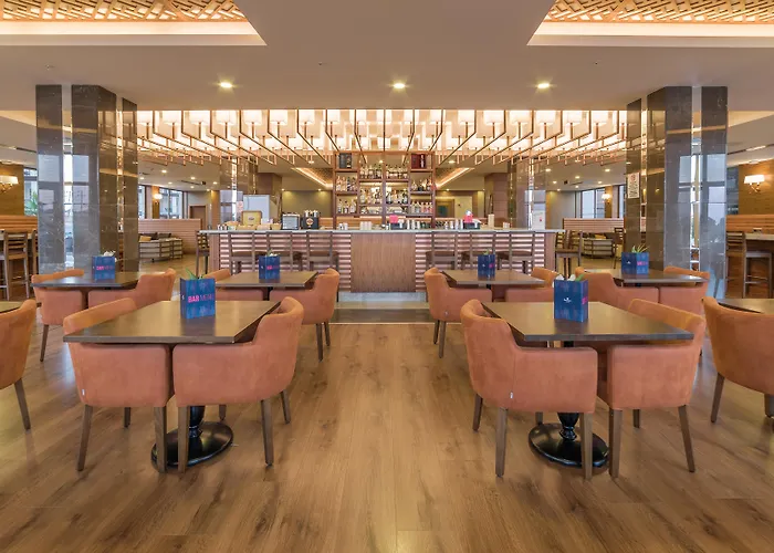 Ramada & Golf 쿠사다시